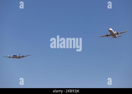 Schnappschüsse während der Flugwoche Athen AFW 2019. Ein Aegean Airbus A321 mit der Registrierung SX-DGA und ein historischer, alt renovierter Douglas DC-6B von Red Bull ( Flying Bulls Team ), der 1958 gebaut wurde und mit der Registrierung OE-LDM nebeneinander in einer Formation vor den Zuschauern fliegt, Am 2019 22. September 2019 über die Startbahn auf der Flugschau der Flugwoche 8. in Athen auf dem LGTG-Flughafen der Tanagra Military Air Base in Griechenland. (Foto von Nicolas Economou/NurPhoto) Stockfoto