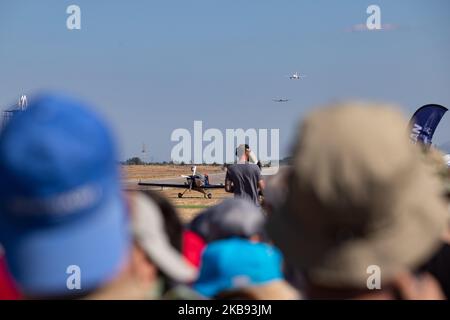 Schnappschüsse während der Flugwoche Athen AFW 2019. Ein Aegean Airbus A321 mit der Registrierung SX-DGA und ein historischer, alt renovierter Douglas DC-6B von Red Bull ( Flying Bulls Team ), der 1958 gebaut wurde und mit der Registrierung OE-LDM nebeneinander in einer Formation vor den Zuschauern fliegt, Am 2019 22. September 2019 über die Startbahn auf der Flugschau der Flugwoche 8. in Athen auf dem LGTG-Flughafen der Tanagra Military Air Base in Griechenland. (Foto von Nicolas Economou/NurPhoto) Stockfoto