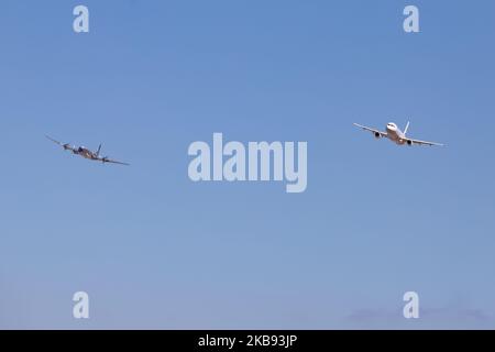 Schnappschüsse während der Flugwoche Athen AFW 2019. Ein Aegean Airbus A321 mit der Registrierung SX-DGA und ein historischer, alt renovierter Douglas DC-6B von Red Bull ( Flying Bulls Team ), der 1958 gebaut wurde und mit der Registrierung OE-LDM nebeneinander in einer Formation vor den Zuschauern fliegt, Am 2019 22. September 2019 über die Startbahn auf der Flugschau der Flugwoche 8. in Athen auf dem LGTG-Flughafen der Tanagra Military Air Base in Griechenland. (Foto von Nicolas Economou/NurPhoto) Stockfoto