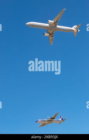 Schnappschüsse während der Flugwoche Athen AFW 2019. Ein Aegean Airbus A321 mit der Registrierung SX-DGA und ein historischer, alt renovierter Douglas DC-6B von Red Bull ( Flying Bulls Team ), der 1958 gebaut wurde und mit der Registrierung OE-LDM nebeneinander in einer Formation vor den Zuschauern fliegt, Am 2019 22. September 2019 über die Startbahn auf der Flugschau der Flugwoche 8. in Athen auf dem LGTG-Flughafen der Tanagra Military Air Base in Griechenland. (Foto von Nicolas Economou/NurPhoto) Stockfoto