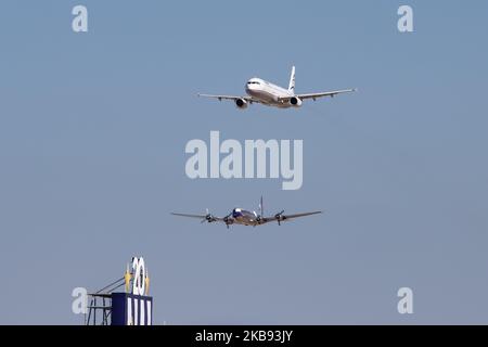 Schnappschüsse während der Flugwoche Athen AFW 2019. Ein Aegean Airbus A321 mit der Registrierung SX-DGA und ein historischer, alt renovierter Douglas DC-6B von Red Bull ( Flying Bulls Team ), der 1958 gebaut wurde und mit der Registrierung OE-LDM nebeneinander in einer Formation vor den Zuschauern fliegt, Am 2019 22. September 2019 über die Startbahn auf der Flugschau der Flugwoche 8. in Athen auf dem LGTG-Flughafen der Tanagra Military Air Base in Griechenland. (Foto von Nicolas Economou/NurPhoto) Stockfoto