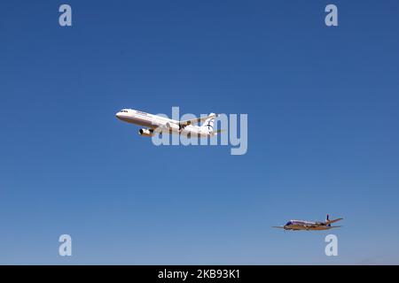 Schnappschüsse während der Flugwoche Athen AFW 2019. Ein Aegean Airbus A321 mit der Registrierung SX-DGA und ein historischer, alt renovierter Douglas DC-6B von Red Bull ( Flying Bulls Team ), der 1958 gebaut wurde und mit der Registrierung OE-LDM nebeneinander in einer Formation vor den Zuschauern fliegt, Am 2019 22. September 2019 über die Startbahn auf der Flugschau der Flugwoche 8. in Athen auf dem LGTG-Flughafen der Tanagra Military Air Base in Griechenland. (Foto von Nicolas Economou/NurPhoto) Stockfoto