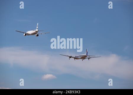 Schnappschüsse während der Flugwoche Athen AFW 2019. Ein Aegean Airbus A321 mit der Registrierung SX-DGA und ein historischer, alt renovierter Douglas DC-6B von Red Bull ( Flying Bulls Team ), der 1958 gebaut wurde und mit der Registrierung OE-LDM nebeneinander in einer Formation vor den Zuschauern fliegt, Am 2019 22. September 2019 über die Startbahn auf der Flugschau der Flugwoche 8. in Athen auf dem LGTG-Flughafen der Tanagra Military Air Base in Griechenland. (Foto von Nicolas Economou/NurPhoto) Stockfoto