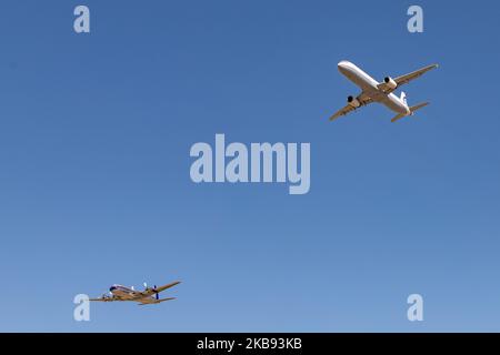 Schnappschüsse während der Flugwoche Athen AFW 2019. Ein Aegean Airbus A321 mit der Registrierung SX-DGA und ein historischer, alt renovierter Douglas DC-6B von Red Bull ( Flying Bulls Team ), der 1958 gebaut wurde und mit der Registrierung OE-LDM nebeneinander in einer Formation vor den Zuschauern fliegt, Am 2019 22. September 2019 über die Startbahn auf der Flugschau der Flugwoche 8. in Athen auf dem LGTG-Flughafen der Tanagra Military Air Base in Griechenland. (Foto von Nicolas Economou/NurPhoto) Stockfoto