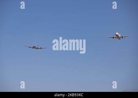 Schnappschüsse während der Flugwoche Athen AFW 2019. Ein Aegean Airbus A321 mit der Registrierung SX-DGA und ein historischer, alt renovierter Douglas DC-6B von Red Bull ( Flying Bulls Team ), der 1958 gebaut wurde und mit der Registrierung OE-LDM nebeneinander in einer Formation vor den Zuschauern fliegt, Am 2019 22. September 2019 über die Startbahn auf der Flugschau der Flugwoche 8. in Athen auf dem LGTG-Flughafen der Tanagra Military Air Base in Griechenland. (Foto von Nicolas Economou/NurPhoto) Stockfoto