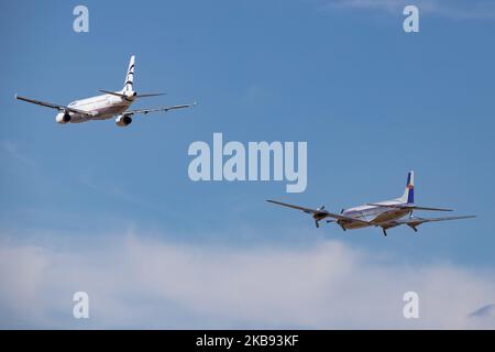 Schnappschüsse während der Flugwoche Athen AFW 2019. Ein Aegean Airbus A321 mit der Registrierung SX-DGA und ein historischer, alt renovierter Douglas DC-6B von Red Bull ( Flying Bulls Team ), der 1958 gebaut wurde und mit der Registrierung OE-LDM nebeneinander in einer Formation vor den Zuschauern fliegt, Am 2019 22. September 2019 über die Startbahn auf der Flugschau der Flugwoche 8. in Athen auf dem LGTG-Flughafen der Tanagra Military Air Base in Griechenland. (Foto von Nicolas Economou/NurPhoto) Stockfoto