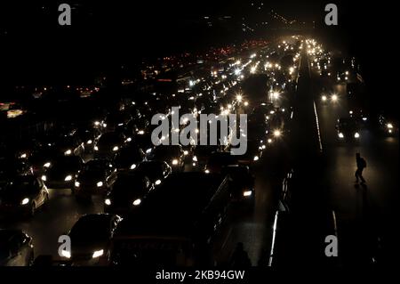 Ein Mann versucht, den Highway inmitten eines Staus auf der Autobahn Delhi - Jaipur in der Nähe von Gurugram in Haryana Indien am 24. Oktober 2019 zu überqueren (Foto von Nasir Kachroo/NurPhoto) Stockfoto