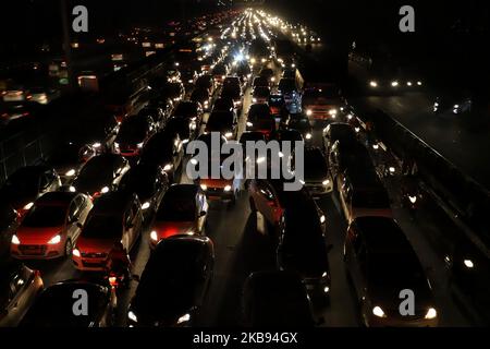 Starker Stau auf der Autobahn Delhi - Jaipur bei Gurugram in Haryana Indien am 24. Oktober 2019 (Foto: Nasir Kachroo/NurPhoto) Stockfoto