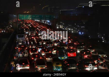 Starker Stau auf der Autobahn Delhi - Jaipur bei Gurugram in Haryana Indien am 24. Oktober 2019 (Foto: Nasir Kachroo/NurPhoto) Stockfoto