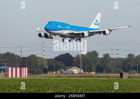 KLM Royal Dutch Airlines Boeing Jumbo Jet 747-400m Flugzeug, wie bei der letzten Landung im Anflug, beim Aufsetzen und beim Gummirauch auf der Polderbaan-Landebahn 18R/36L von den Fahrrädern am internationalen Flughafen Amsterdam Schiphol AMS EHAM in den Niederlanden am 16. Oktober 2019 aus gesehen. Das großkarossige, schwere Langstreckenflugzeug 747 oder B744 hat die Registrierung PH-BFT, den Namen Tokyo / City of Tokyo, hat einen 4x GE CF6-80 Motor und einen 100 Jahre Jubiläums-Logo-Aufkleber auf dem Rumpf. Das Flugzeug ist eine gemischte Passagier- und Fracht- oder Kombi-Variante. KLM KL Koninklijke Luchtvaart Maatschappij Fluggesellschaft ist die Flagge c Stockfoto