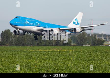 KLM Royal Dutch Airlines Boeing Jumbo Jet 747-400m Flugzeug, wie bei der letzten Landung im Anflug, beim Aufsetzen und beim Gummirauch auf der Polderbaan-Landebahn 18R/36L von den Fahrrädern am internationalen Flughafen Amsterdam Schiphol AMS EHAM in den Niederlanden am 16. Oktober 2019 aus gesehen. Das großkarossige, schwere Langstreckenflugzeug 747 oder B744 hat die Registrierung PH-BFT, den Namen Tokyo / City of Tokyo, hat einen 4x GE CF6-80 Motor und einen 100 Jahre Jubiläums-Logo-Aufkleber auf dem Rumpf. Das Flugzeug ist eine gemischte Passagier- und Fracht- oder Kombi-Variante. KLM KL Koninklijke Luchtvaart Maatschappij Fluggesellschaft ist die Flagge c Stockfoto