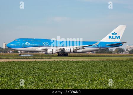 KLM Royal Dutch Airlines Boeing Jumbo Jet 747-400m Flugzeug, wie bei der letzten Landung im Anflug, beim Aufsetzen und beim Gummirauch auf der Polderbaan-Landebahn 18R/36L von den Fahrrädern am internationalen Flughafen Amsterdam Schiphol AMS EHAM in den Niederlanden am 16. Oktober 2019 aus gesehen. Das großkarossige, schwere Langstreckenflugzeug 747 oder B744 hat die Registrierung PH-BFT, den Namen Tokyo / City of Tokyo, hat einen 4x GE CF6-80 Motor und einen 100 Jahre Jubiläums-Logo-Aufkleber auf dem Rumpf. Das Flugzeug ist eine gemischte Passagier- und Fracht- oder Kombi-Variante. KLM KL Koninklijke Luchtvaart Maatschappij Fluggesellschaft ist die Flagge c Stockfoto