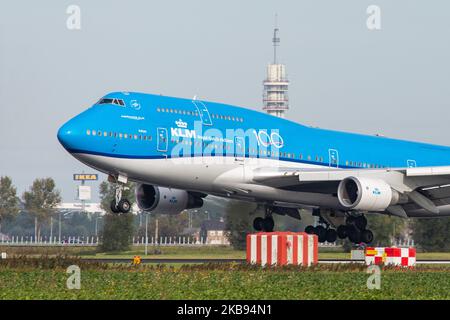 KLM Royal Dutch Airlines Boeing Jumbo Jet 747-400m Flugzeug, wie bei der letzten Landung im Anflug, beim Aufsetzen und beim Gummirauch auf der Polderbaan-Landebahn 18R/36L von den Fahrrädern am internationalen Flughafen Amsterdam Schiphol AMS EHAM in den Niederlanden am 16. Oktober 2019 aus gesehen. Das großkarossige, schwere Langstreckenflugzeug 747 oder B744 hat die Registrierung PH-BFT, den Namen Tokyo / City of Tokyo, hat einen 4x GE CF6-80 Motor und einen 100 Jahre Jubiläums-Logo-Aufkleber auf dem Rumpf. Das Flugzeug ist eine gemischte Passagier- und Fracht- oder Kombi-Variante. KLM KL Koninklijke Luchtvaart Maatschappij Fluggesellschaft ist die Flagge c Stockfoto