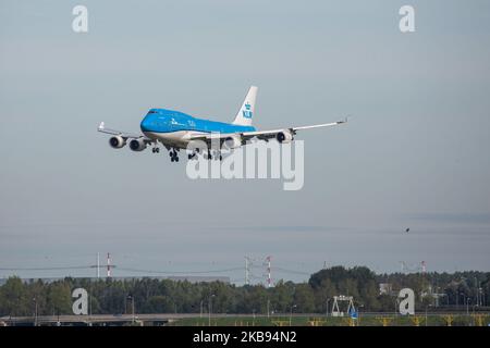 KLM Royal Dutch Airlines Boeing Jumbo Jet 747-400m Flugzeug, wie bei der letzten Landung im Anflug, beim Aufsetzen und beim Gummirauch auf der Polderbaan-Landebahn 18R/36L von den Fahrrädern am internationalen Flughafen Amsterdam Schiphol AMS EHAM in den Niederlanden am 16. Oktober 2019 aus gesehen. Das großkarossige, schwere Langstreckenflugzeug 747 oder B744 hat die Registrierung PH-BFT, den Namen Tokyo / City of Tokyo, hat einen 4x GE CF6-80 Motor und einen 100 Jahre Jubiläums-Logo-Aufkleber auf dem Rumpf. Das Flugzeug ist eine gemischte Passagier- und Fracht- oder Kombi-Variante. KLM KL Koninklijke Luchtvaart Maatschappij Fluggesellschaft ist die Flagge c Stockfoto