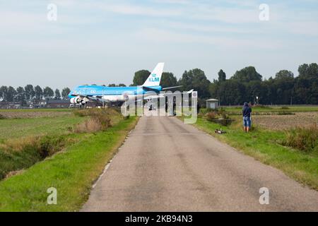 KLM Royal Dutch Airlines Boeing Jumbo Jet 747-400m Flugzeug, wie bei der letzten Landung im Anflug, beim Aufsetzen und beim Gummirauch auf der Polderbaan-Landebahn 18R/36L von den Fahrrädern am internationalen Flughafen Amsterdam Schiphol AMS EHAM in den Niederlanden am 16. Oktober 2019 aus gesehen. Das großkarossige, schwere Langstreckenflugzeug 747 oder B744 hat die Registrierung PH-BFT, den Namen Tokyo / City of Tokyo, hat einen 4x GE CF6-80 Motor und einen 100 Jahre Jubiläums-Logo-Aufkleber auf dem Rumpf. Das Flugzeug ist eine gemischte Passagier- und Fracht- oder Kombi-Variante. KLM KL Koninklijke Luchtvaart Maatschappij Fluggesellschaft ist die Flagge c Stockfoto