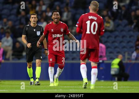 Alfredo Morelos vor dem Rangers FC feiert, nachdem er beim UEFA Europa League-Spiel der Gruppe G zwischen dem FC Porto und dem Rangers FC am 24. Oktober 2019 im Dragao Stadium in Porto, Portugal, ein Tor erzielt hat. (Foto von Paulo Oliveira / DPI / NurPhoto) Stockfoto