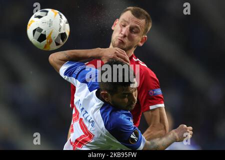 Portos mexikanischer Stürmer Jesus Corona (L) steht während des UEFA Europa League Group G-Spiels zwischen FC Porto und dem Rangers FC im Dragao Stadium am 24. Oktober 2019 in Porto, Portugal, mit Borna Barisic als Verteidiger des Rangers FC (R) im Spiel. (Foto von Paulo Oliveira / DPI / NurPhoto) Stockfoto