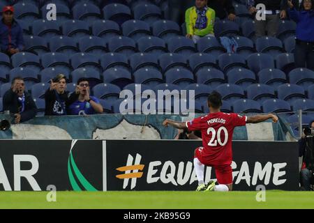 Alfredo Morelos vor dem Rangers FC feiert, nachdem er beim UEFA Europa League-Spiel der Gruppe G zwischen dem FC Porto und dem Rangers FC am 24. Oktober 2019 im Dragao Stadium in Porto, Portugal, ein Tor erzielt hat. (Foto von Paulo Oliveira / DPI / NurPhoto) Stockfoto