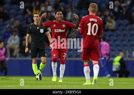 Alfredo Morelos vor dem Rangers FC feiert, nachdem er beim UEFA Europa League-Spiel der Gruppe G zwischen dem FC Porto und dem Rangers FC am 24. Oktober 2019 im Dragao Stadium in Porto, Portugal, ein Tor erzielt hat. (Foto von Paulo Oliveira / DPI / NurPhoto) Stockfoto