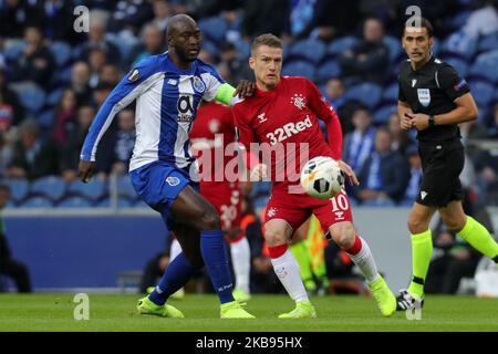 Steven Davis Mittelfeldspieler des Rangers FC (R) wetteiferte mit Portos portugiesischem Mittelfeldspieler Danilo Pereira (L) während des UEFA Europa League Group G Spiels zwischen dem FC Porto und dem Rangers FC am 24. Oktober 2019 im Dragao Stadium in Porto, Portugal. (Foto von Paulo Oliveira / DPI / NurPhoto) Stockfoto