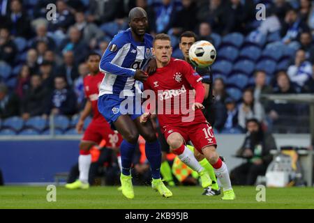 Steven Davis Mittelfeldspieler des Rangers FC (R) wetteiferte mit Portos portugiesischem Mittelfeldspieler Danilo Pereira (L) während des UEFA Europa League Group G Spiels zwischen dem FC Porto und dem Rangers FC am 24. Oktober 2019 im Dragao Stadium in Porto, Portugal. (Foto von Paulo Oliveira / DPI / NurPhoto) Stockfoto