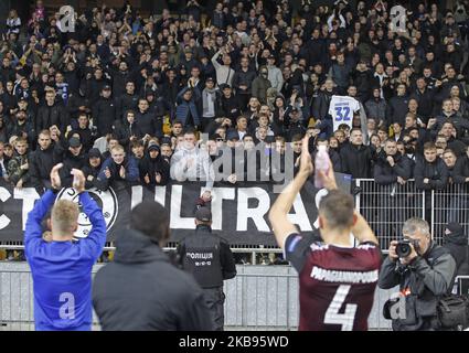 Die Spieler des FC Kopenhagen danken ihren Fans (im Hintergrund) nach dem 2019/2020. Fußballspiel der UEFA Europa League Gruppe B zwischen dem FC Kopenhagen und Dynamo Kiew am 24. Oktober 2019 im NSC Olimpiyskiy-Stadion in Kiew, Ukraine. (Foto von STR/NurPhoto) Stockfoto