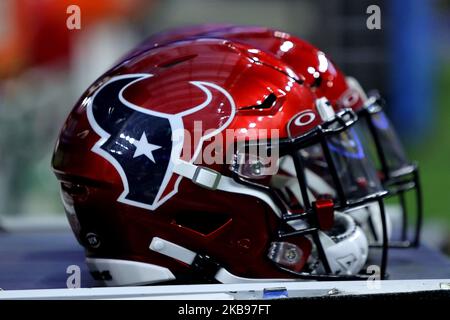 Houston, Texas, USA. 3.. November 2022. Eine Detailaufnahme der Houston Texans Battle Red Helme, die vor dem Spiel zwischen den Houston Texans und den Philadelphia Eagles im NRG Stadium in Houston, TX, am 3. November 2022 auf Ausrüstungswagen ruhen. (Bild: © Erik Williams/ZUMA Press Wire) Stockfoto