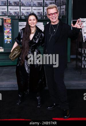 HOLLYWOOD, LOS ANGELES, KALIFORNIEN, USA - 24. OKTOBER: China Chow und Billy Idol kommen zur Premiere von Netflix's "der Ire", die am 24. Oktober 2019 im TCL Chinese Theatre IMAX in Hollywood, Los Angeles, Kalifornien, USA, stattfand. (Foto von David Acosta/Image Press Agency/NurPhoto) Stockfoto