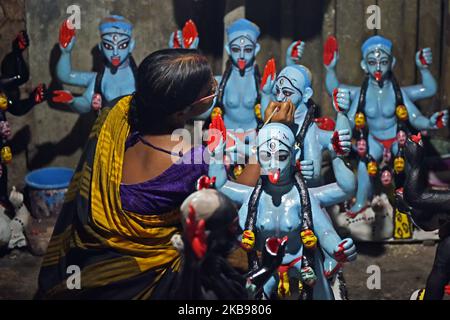 Workshop zur Herstellung der Hindu-Göttin Kali Idol in Kalkata, Indien, 25. Oktober 2019. Das Festival, das in Bengalen, Assam und Ostindien ein großes ist, fällt mit Diwali zusammen. Kali Puja, das historische und religiöse Bedeutung hat, ist auch als Shyama Puja und Mahanisha Puja bekannt. (Foto von Indranil Aditya/NurPhoto) Stockfoto