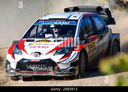 Der britische Fahrer Kris Meeke und sein Beifahrer Sebastian Marshall von Toyota Gazoo Racing WRT springen mit seinem Toyota Yaris WRC am ersten Tag der Rally RACC Catalunya Costa Daurada am 25. Oktober 2019 in Salou, Spanien, auf SS2 Horta-bot. (Foto von Joan Cros/NurPhoto) Stockfoto