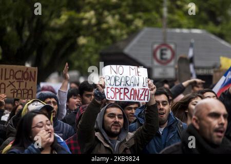 Osorno, Chile, 24. Oktober 2019. Verschiedene Demonstrationen gegen die Regierung von Sebastián Piñera. Mitglieder der La garra blanca, Fans der Fußballmannschaft Colo Colo, marschierten mit den Bürgern und sozialen Organisationen zusammen, um gegen die Regierung von Sebastián Piñera, ihre politischen Maßnahmen und die Repression gegen soziale Demonstrationen in ganz Chile zu demonstrieren. (Foto von Fernando Lavoz/NurPhoto) Stockfoto