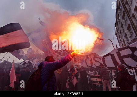 Osorno, Chile, 24. Oktober 2019. Mitglieder der La garra blanca, Fans der Fußballmannschaft Colo Colo, marschierten mit den Bürgern und sozialen Organisationen zusammen, um gegen die Regierung von Sebastián Piñera, ihre politischen Maßnahmen und die Repression gegen soziale Demonstrationen in ganz Chile zu demonstrieren. (Foto von Fernando Lavoz/NurPhoto) Stockfoto