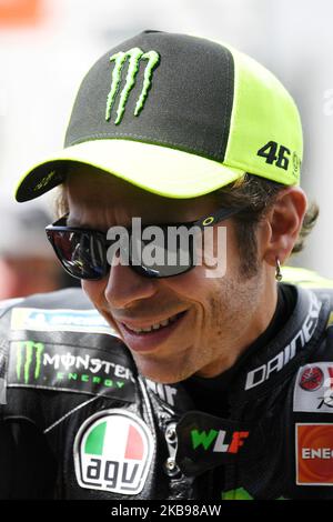 Valentino Rossi geht am 26. Oktober 2019 auf dem Phillip Island Grand Prix Circuit in Phillip Island, Australien, in Richtung seiner Garage, bevor er vor dem MotoGP in Australien trainieren kann (Foto: Morgan Hancock/NurPhoto) Stockfoto