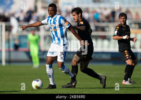 Jos Machin von Pescara Calcio 1936; Nicolas Benito Viola von Benevento Calcio kämpft während des italienischen Spiels der Serie B 2019/2020 zwischen Pescara Calcio 1936 und Benevento Calcio im Stadio Adriatico Giovanni Cornacchia am 26. Oktober 2019 in Pescara, Italien, um den Ball. (Foto von Danilo Di Giovanni/NurPhoto) Stockfoto