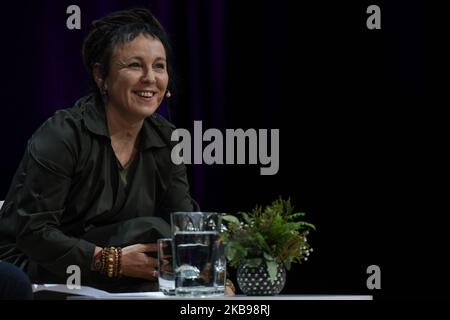 Olga Tokarczuk, eine herausragende polnische Schriftstellerin, die vor einigen Tagen den Nobelpreis für Literatur erhielt, während ihres Treffens mit dem Publikum des Conrad-Festivals im ICE Krakow Congress Center. Am Samstag, den 26. Oktober 2019, in Krakau, Polen. (Foto von Artur Widak/NurPhoto) Stockfoto