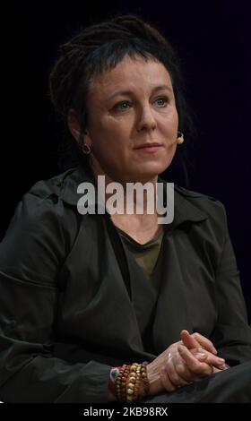 Olga Tokarczuk, eine herausragende polnische Schriftstellerin, die vor wenigen Tagen mit dem Nobelpreis für Literatur ausgezeichnet wurde, spricht mit ihr während ihres Treffens mit dem Publikum des Conrad Festivals im ICE Krakow Congress Center. Am Samstag, den 26. Oktober 2019, in Krakau, Polen. (Foto von Artur Widak/NurPhoto) Stockfoto