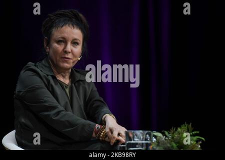 Olga Tokarczuk, eine herausragende polnische Schriftstellerin, die vor einigen Tagen den Nobelpreis für Literatur erhielt, während ihres Treffens mit dem Publikum des Conrad-Festivals im ICE Krakow Congress Center. Am Samstag, den 26. Oktober 2019, in Krakau, Polen. (Foto von Artur Widak/NurPhoto) Stockfoto