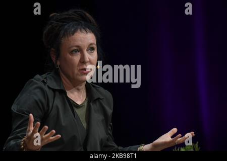 Olga Tokarczuk, eine herausragende polnische Schriftstellerin, die vor wenigen Tagen mit dem Nobelpreis für Literatur ausgezeichnet wurde, spricht mit ihr während ihres Treffens mit dem Publikum des Conrad Festivals im ICE Krakow Congress Center. Am Samstag, den 26. Oktober 2019, in Krakau, Polen. (Foto von Artur Widak/NurPhoto) Stockfoto