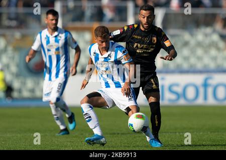 Luca Palmiero von Pescara Calcio 1936 und Roberto Insigne von Benevento Calcio kämpfen beim italienischen Spiel der Serie B 2019/2020 zwischen Pescara Calcio 1936 und Benevento Calcio am 26. Oktober 2019 im Stadio Adriatico Giovanni Cornacchia in Pescara, Italien, um den Ball. (Foto von Danilo Di Giovanni/NurPhoto) Stockfoto