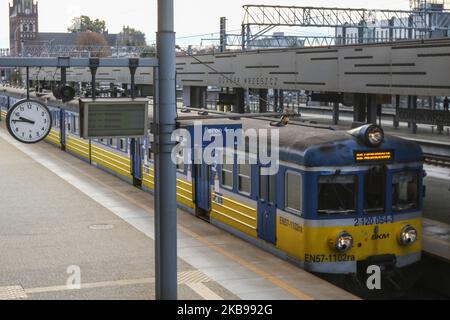 Der S-Zug (SKM), der an einer Bahnhofsuhr vorbeifährt, wird am 26. Oktober 2019 in Danzig, Polen, am 27.. Oktober gesehen, wenn die lokale Sommerzeit 3 Uhr erreicht. Die Uhren in Polen werden stattdessen 1 Stunden auf 2 Uhr Ortszeit rückwärts gedreht. Diese Zeitänderung wird als Rückfall- oder Winterzeit bezeichnet. (Foto von Michal Fludra/NurPhoto) Stockfoto