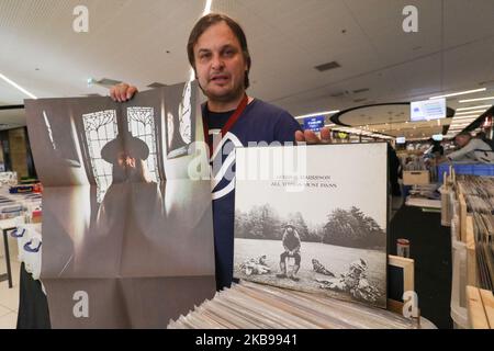 Vinyl-Plattenfan, der das einzigartige George Harrisons Album „All things must Pass“ mit einem Originalposter zeigt, wird am 26. Oktober 2019 in Danzig, Polen, gesehen. Besucher kaufen, verkaufen und tauschen Tausende von Vinyls während des Vinylmarktes im Einkaufszentrum der Galerie Metropolia in Danzig. (Foto von Michal Fludra/NurPhoto) Stockfoto