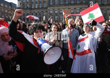 Mitglieder der Demonstranten der libanesischen Gemeinschaft singen am 26. Oktober auf dem Dam-Platz in Amsterdam, Niederlande, bei einer regierungsfeindlichen Demonstration Parolen. Die libanesische Gemeinschaft protestiert gegen die Korruption der Regierung und die schlechte wirtschaftliche Lage des Landes. (Foto von Paulo Amorim/NurPhoto) Stockfoto