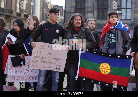 Mitglieder der chilenischen Gemeinschaft protestieren am 26. Oktober 2019 auf dem Dam-Platz in Amsterdam, Niederlande. Präsident Sebastian Piñera kündigte Maßnahmen zur Verbesserung der sozialen Ungleichheit an, doch die Gewerkschaften riefen zu einem landesweiten Streik auf und massive Demonstrationen dauern an, da die Zahl der Todesopfer bei 18 liegt. Zu den Forderungen hinter den Protesten gehören Fragen wie Gesundheitswesen, Rentensystem, Privatisierung von Wasser, öffentlicher Verkehr, Bildung, Soziale Mobilität und Korruption. (Foto von Paulo Amorim/NurPhoto) Stockfoto