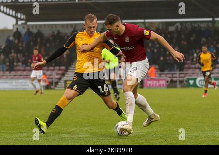 Harry Smith von Northampton Town wird von Harry Darling von Cambridge United in der zweiten Hälfte des Spiels der Sky Bet League 2 zwischen Northampton Town und Cambridge United am Samstag, dem 26.. Oktober 2019, im PTS Academy Stadium in Northampton herausgefordert. (Foto von John Cripps/MI News/NurPhoto) Stockfoto