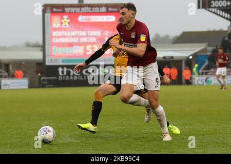 Harry Smith von Northampton Town wird von Harry Darling von Cambridge United in der zweiten Hälfte des Spiels der Sky Bet League 2 zwischen Northampton Town und Cambridge United am Samstag, dem 26.. Oktober 2019, im PTS Academy Stadium in Northampton herausgefordert. (Foto von John Cripps/MI News/NurPhoto) Stockfoto