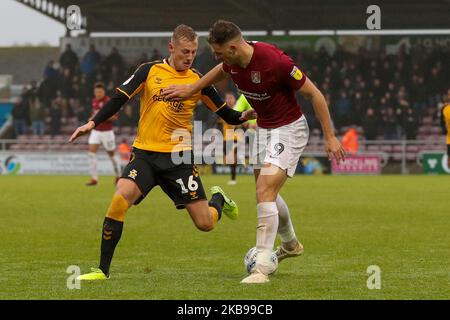 Harry Smith von Northampton Town wird von Harry Darling von Cambridge United in der zweiten Hälfte des Spiels der Sky Bet League 2 zwischen Northampton Town und Cambridge United am Samstag, dem 26.. Oktober 2019, im PTS Academy Stadium in Northampton herausgefordert. (Foto von John Cripps/MI News/NurPhoto) Stockfoto