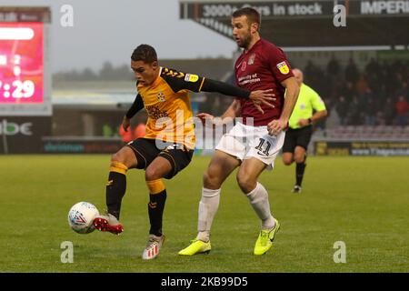 Kyle Knoyle von Cambridge United wird am Samstag, den 26.. Oktober 2019, in der zweiten Hälfte des Spiels der Sky Bet League 2 zwischen Northampton Town und Cambridge United im PTS Academy Stadium, Northampton, von Andy Williams von Northampton Town herausgefordert. (Foto von John Cripps/MI News/NurPhoto) Stockfoto