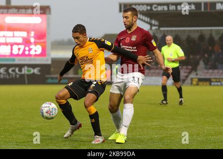 Kyle Knoyle von Cambridge United wird am Samstag, den 26.. Oktober 2019, in der zweiten Hälfte des Spiels der Sky Bet League 2 zwischen Northampton Town und Cambridge United im PTS Academy Stadium, Northampton, von Andy Williams von Northampton Town herausgefordert. (Foto von John Cripps/MI News/NurPhoto) Stockfoto