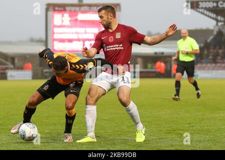 Kyle Knoyle von Cambridge United wird am Samstag, den 26.. Oktober 2019, in der zweiten Hälfte des Spiels der Sky Bet League 2 zwischen Northampton Town und Cambridge United im PTS Academy Stadium, Northampton, von Andy Williams von Northampton Town herausgefordert. (Foto von John Cripps/MI News/NurPhoto) Stockfoto