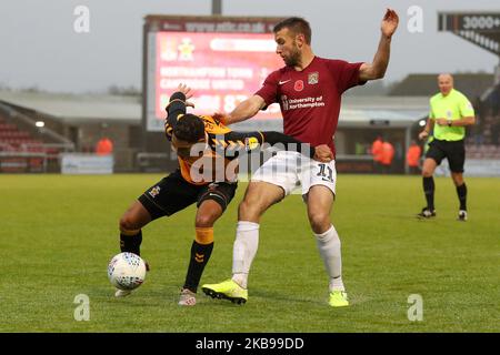 Kyle Knoyle von Cambridge United wird am Samstag, den 26.. Oktober 2019, in der zweiten Hälfte des Spiels der Sky Bet League 2 zwischen Northampton Town und Cambridge United im PTS Academy Stadium, Northampton, von Andy Williams von Northampton Town herausgefordert. (Foto von John Cripps/MI News/NurPhoto) Stockfoto